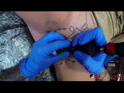 ❤️ Extremt tatuerade snyggingen Sully Savage fick en tatuering på sin klitoris ❤❌ Fuckvideo at sv.porno-flix.ru ❌